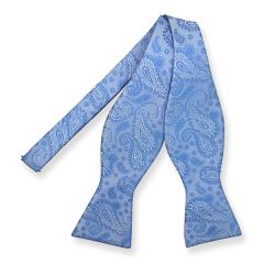 ungebundene Fliege hellblau Paisley